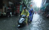 Nằm sát sông Tô Lịch nhưng mưa 1 tiếng, đường Bùi Xương Trạch ngập sâu 3 tiếng